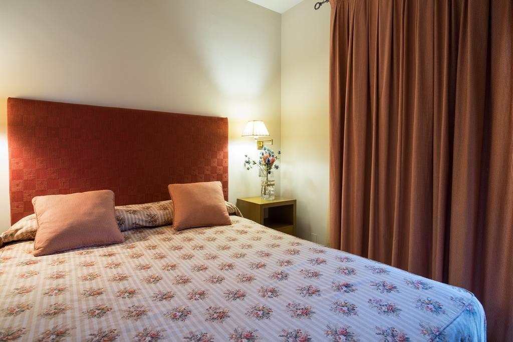 Apartaments Suites Sant Jordi Montbrio del Camp Exterior photo